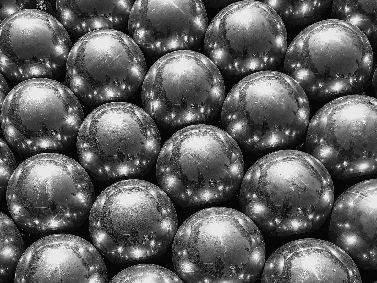 Polished steel grinding media balls